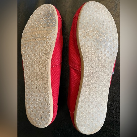 Woman’s Red Toms Size 7 - Picture 7 of 7